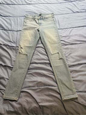 GAP Favorite Jegging Light Wash Distressed Jeans, Size 27R / 4